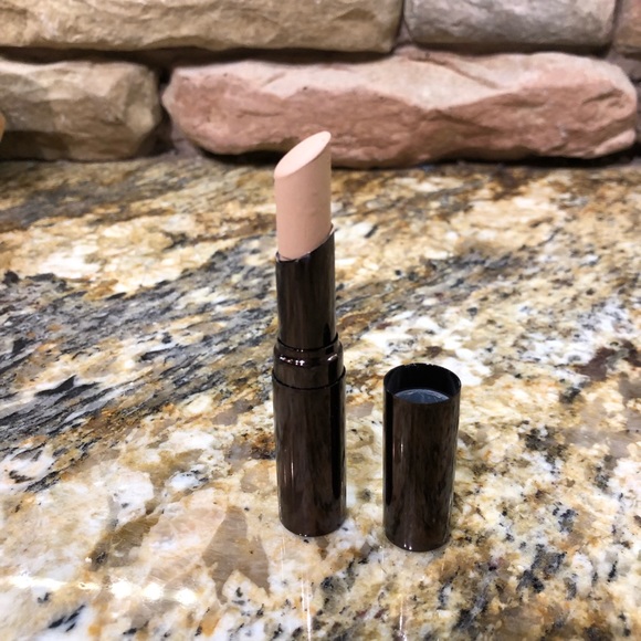 Hourglass Hidden concealer in shade fair - Picture 3 of 3
